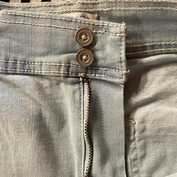 Faded jean shorts - Picture 3 of 6